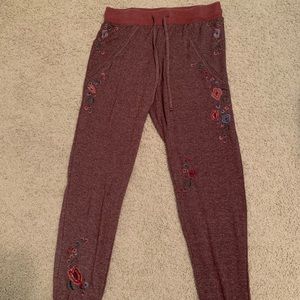 Mauve soft pants with embroidered flowers